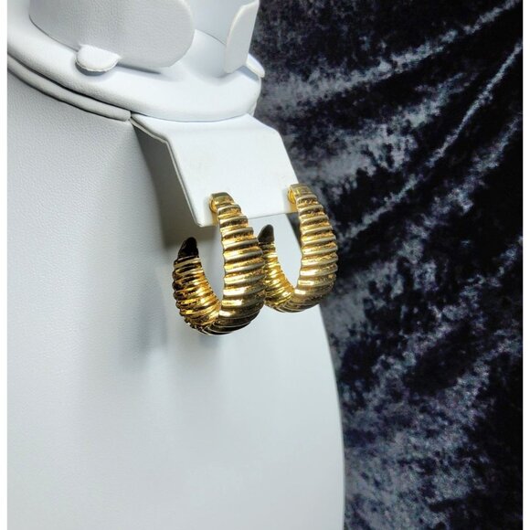 vintage gold tone ribbed design hoop push back earrings - Picture 3 of 3